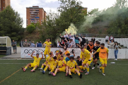 El juvenil A del CD La Floresta celebra una permanència que, si acaben sancionant a l'Espanyol, no es produirà.