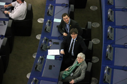 Los eurodiputados Toni Comín, Clara Ponsatí y Carles Puigdemont en su escaño en la sede del Parlamento Europeo en Estrasburgo.