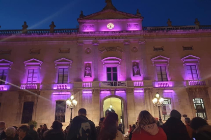 Imagen de archivo del Ayuntamiento de Tarragona con luces de color lila en un acto de rechazo a la violencia machista.