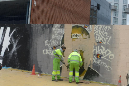 La brigada de neteja eliminant el mural de Barcelona.