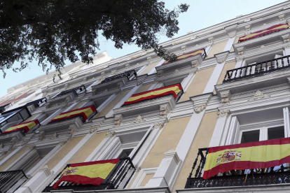 Banderas de España a vbalcon en una calle de Madrid.