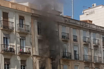 Imagen del humo saliendo de la segunda planta del edificio.