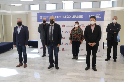 Els impulsors de la First Lego League Tarragona-Reus, amb representants de la URV, de la Diputació i dels dos municipis.