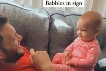 Captura del vídeo del bebè imitant el llenguatge de signes.