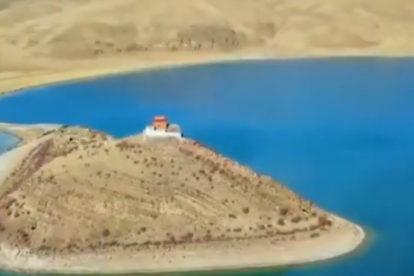 Captura del vídeo on es veu una imatge aèria del temple de Rituo, en el Tíbet.