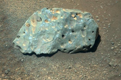 Imatge de la roca verda trobada pel Perseverance a Mart.