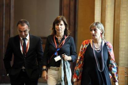 Victoria Álvarez en los pasillos del Parlamento el 27 de junio del 2017 con la presidenta de la Comisión de Investigación sobre la Operación Cataluña, Alba Vergés.