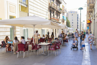 Imatge de les terrasses del carrer Lleida de Tarragona, on han prohibit les actuacions musicals.