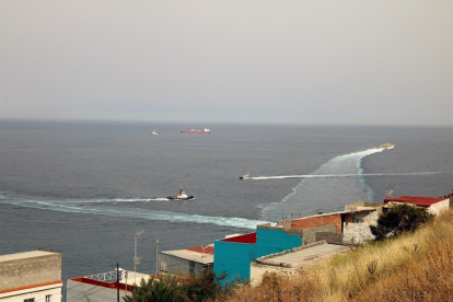 Llanxes de la Guàrdia Civil s'apropen al vaixell Ángeles Alvariño, que aquest dijous ha trobat el cos d'una nena al mar.