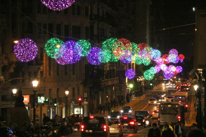 La Via Laietana de Barcelona, amb els llums de Nadal encesos.