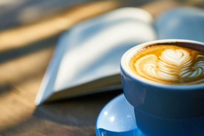 Los investigadores aconsejan reducir o reemplazar el consumo de café con cafeína por café descafeinado.