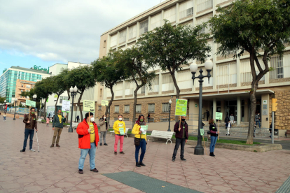 Concentració convocada per USTEC-STEs al davant de l'institut Vidal i Barraquer de Tarragona.