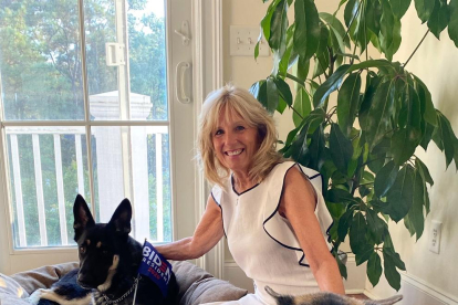 L'esposa del president dels Estats Units, Jill Biden, amb els dos gossos.