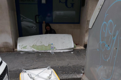 Imatge del sensesostre del carrer Alguer, on defeca i orina, creant una situació d'insalubritat.
