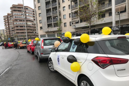Imatge d'un instant de la marxa amb cotxes a la plaça de les Corts Catalanes de Tarragona.