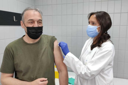 Imagen de una persona poniéndose la vacuna en Calafell.