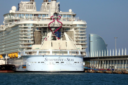 La popa del crucero 'Symphony of the Seas' amarrado en el Puerto de Barcelona.