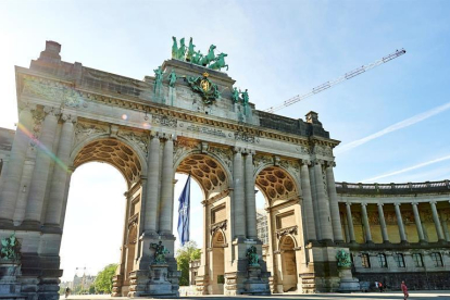Bruselas ha engalanado varios monumentos para|por la cumbre de la OTAN.
