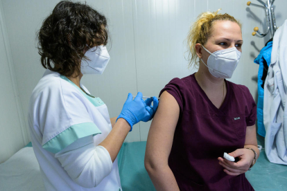 Una treballadora sanitària es vacuna a Bulgària.