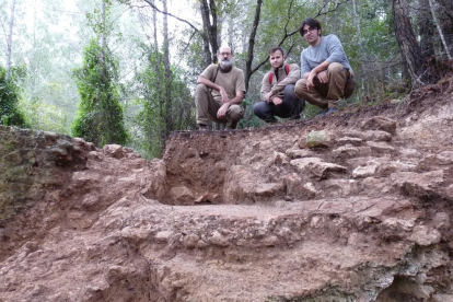 Arqueòlegs de l'ICAC a les excavacions arqueològiques fetes a l'aqüeducte del Gaià, a Puigpelat (Alt Camp).