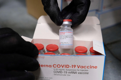 Una caixa amb vials de la vacuna de Moderna contra la covid-19 que ha arribat a Catalunya. 13 de gener del 2021.