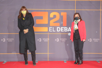 La candidata de JxC a la presidencia de la Generalitat, Laura Borràs, a la llegada al estudio de TV3 para celebrar el debate electoral.