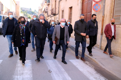 L'alcalde de Roquetes, Paco Gas, anant de la seu d'ERC al jutjat penal de Tortosa acompanyat d'altres representants del partit.