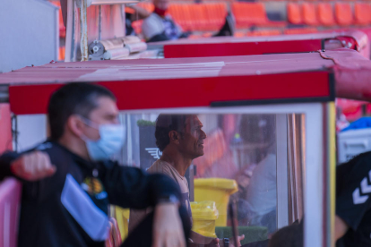 Toni Seligrat, en el banquillo del Nàstic durante un partido de esta temporada.