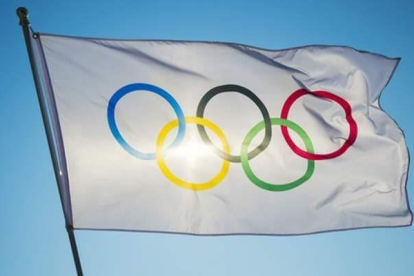Imatge d'una bandera amb el anells que simolitzen les olipíades.