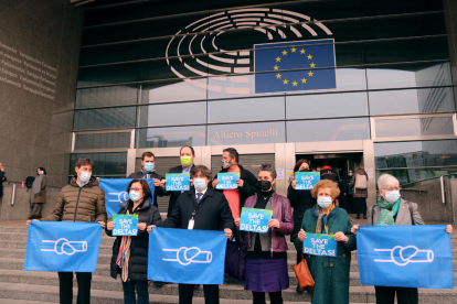 Concentració d'eurodiputats davant de l'Eurocambra per reclamar la protecció dels deltes.
