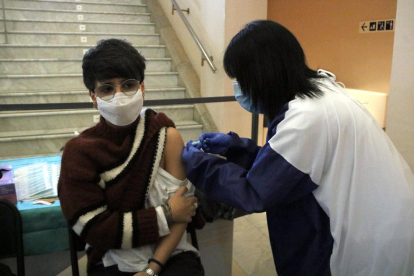 Una persona rebent la primera dosi de la vacuna d'AstraZeneca.
