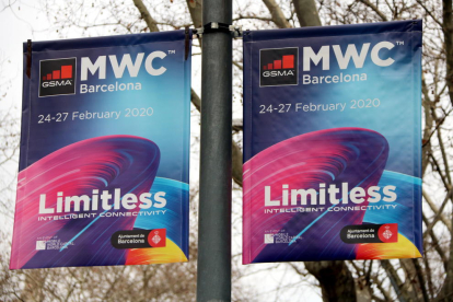 Dues banderoles del MWC 2020 penjant a la Gran Via de Barcelona.