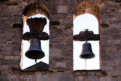 Pla de detall de les campanes de l'església de Santa Maria de Cardet, a la Vall de Boí.