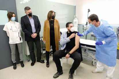 El director del Mas Enric y la Secterària del Departamento de Justicia con sanitarios mientras se pone la vacuna a un trabajador en Mas Enric.