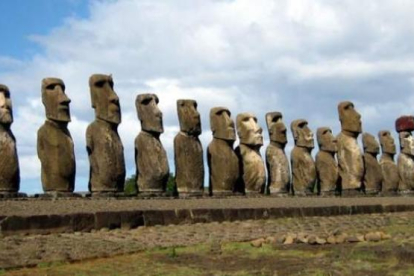 Las famosas estatuas moai de la Isla de Pascua.