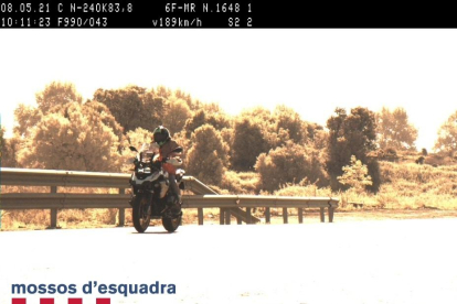 Imagen del motociclista del Baix Camp denunciado mientras circulaba por l'N-240 a Lérida.