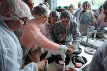 Taller sobre processos alimentaris durant el Girls' Day 2020, una de les activitats que s'organitzen a l'Escola Tècnica d'Enginyeria Química de la URV.