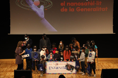 Los participantes a la selección del nombre del primer nanosatélite de la Generalitat.