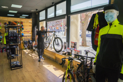Albert Cifré en su tienda Teknibike de Tarragona con pocas bicicletas en el escaparate.