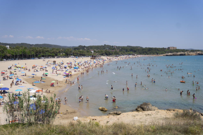 Imagen de la playa de l'Arrabassada, bastante llena, durante el primer fin de semana del año con temperaturas totalmente estivales.