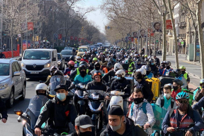 Imatge de la manifestació de repartidors contra la llei rider passant per la Gran Via de Barcelona, el 4 de febrer del 2021.