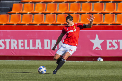 Jesús Rueda, intentando una salida de pelota durante un partido con la camiseta del Nàstic.