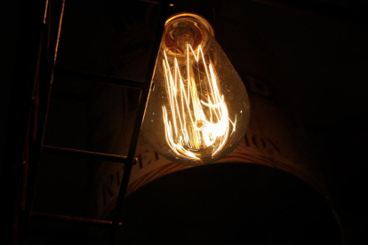 Una bombeta de llum càlida penjant del sostre.