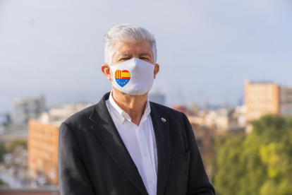 Alonso, candidat de Ciutadans, amb el Port de Tarragona de fons.