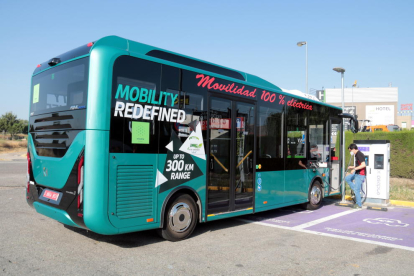 Imatge de l'autobús elèctric recarregant la bateria a l'àrea de servei de Torrefarrera.