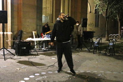 El rapero Pablo Hasél interpretando una de sus canciones a la jornada anti-represiva para pedir su libertad, en Lérida.