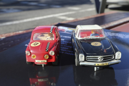 Dos models de cotxes dels anys seixanta.