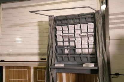 Una cabina de votación, en una demostración de cómo será el dispositivo del 14-F.