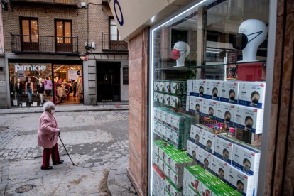 Escaparate de una tienda que vende mascarillas.