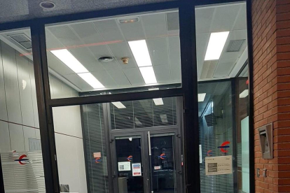 Ibercaja ha decidit retirar la porta de l'entrada de la seu de Torreforta perquè estava en mal estat.